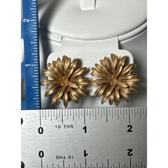 Mid century gold tone flower clip on earings - Picture 9 of 10